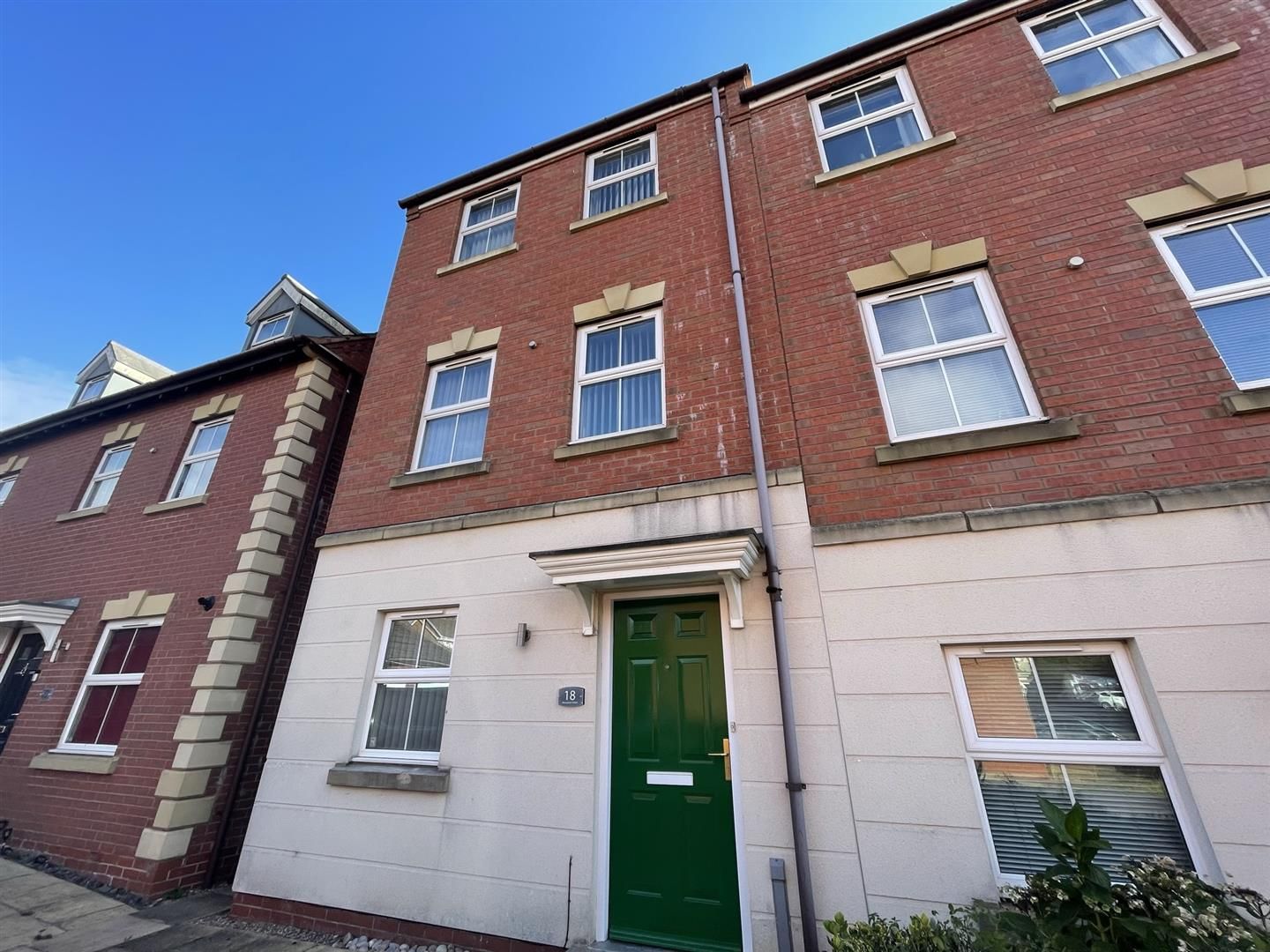 3 bed town house for sale in Woodyard Close, Castle Gresley