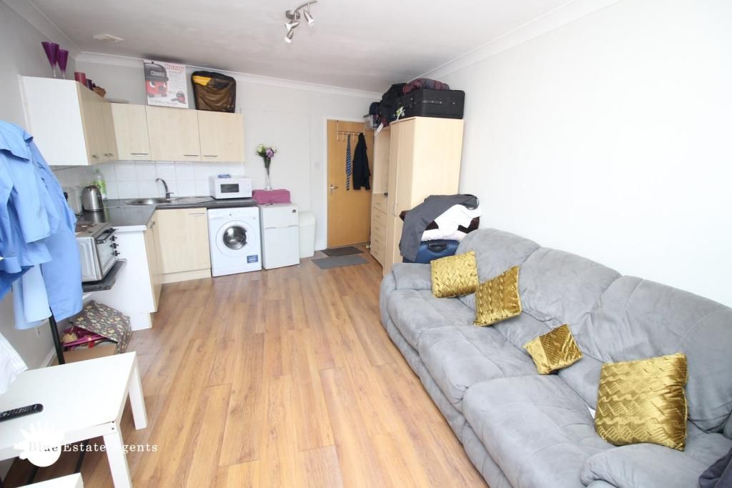 Studio to rent in Hardwicke Avenue, Hounslow TW5 Zoopla