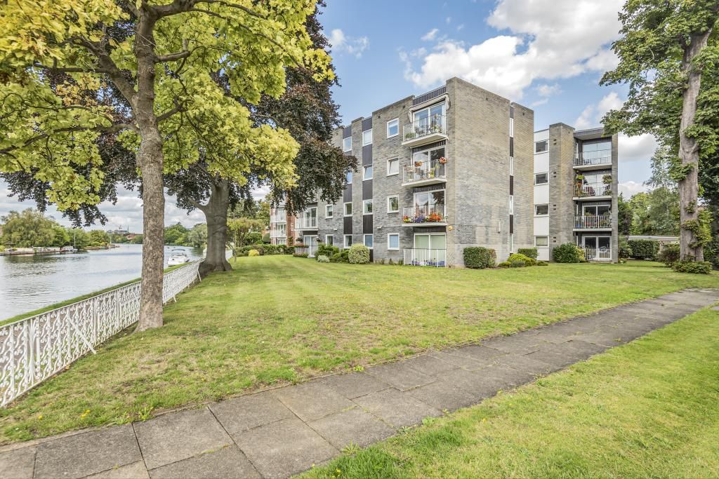 2 bed flat for sale in StainesUponThames, Surrey TW18 Zoopla