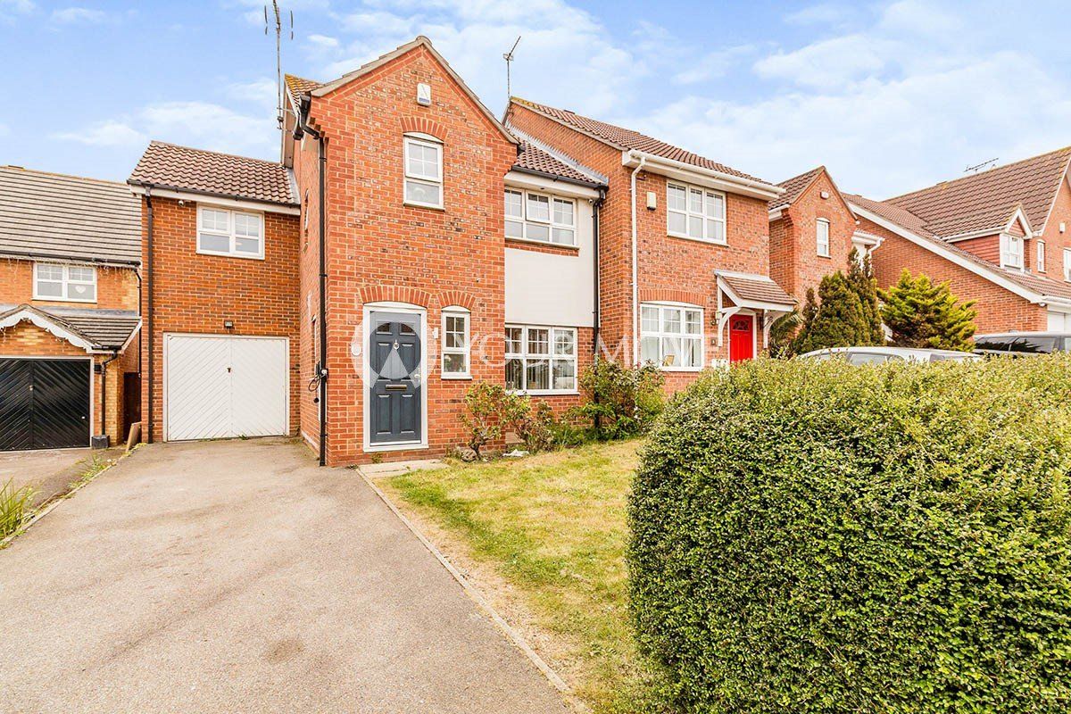 4 bed semidetached house to rent in Atlantic Close, Kent