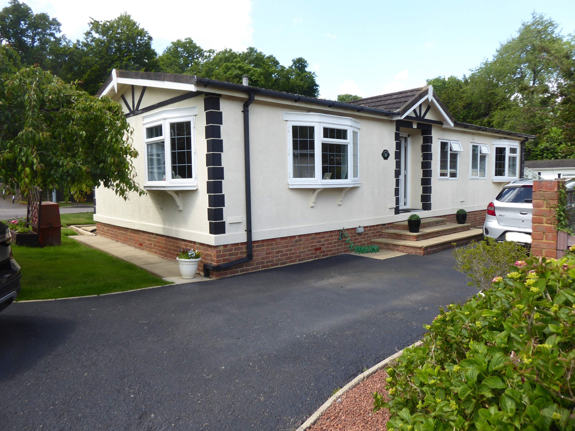 2 bed mobile/park home for sale in Upper Farm Park, Boxhill, Dorking