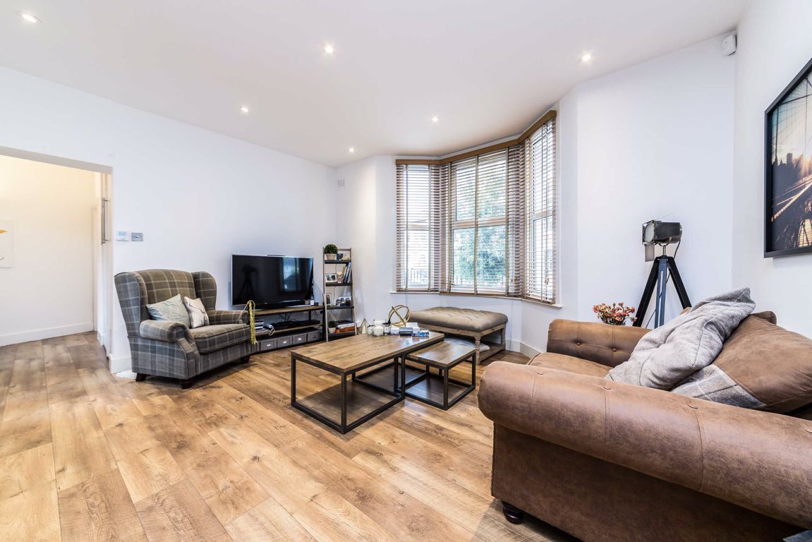 2 bed flat to rent in Hydethorpe Road, London SW12 Zoopla