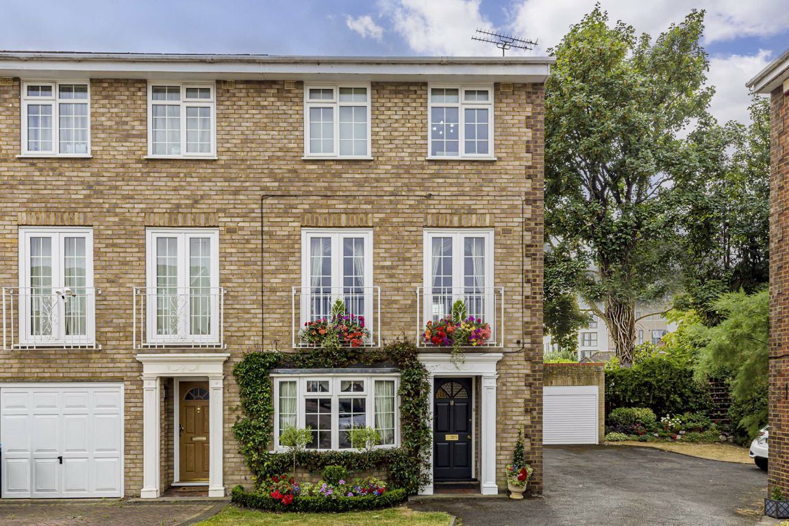 4 bed property for sale in Selsdon Close, Surbiton KT6 Zoopla