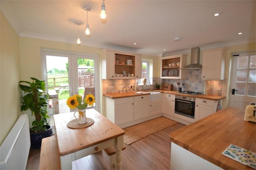 3 bed semidetached house to rent in Woodlands Lane, Great Oakley