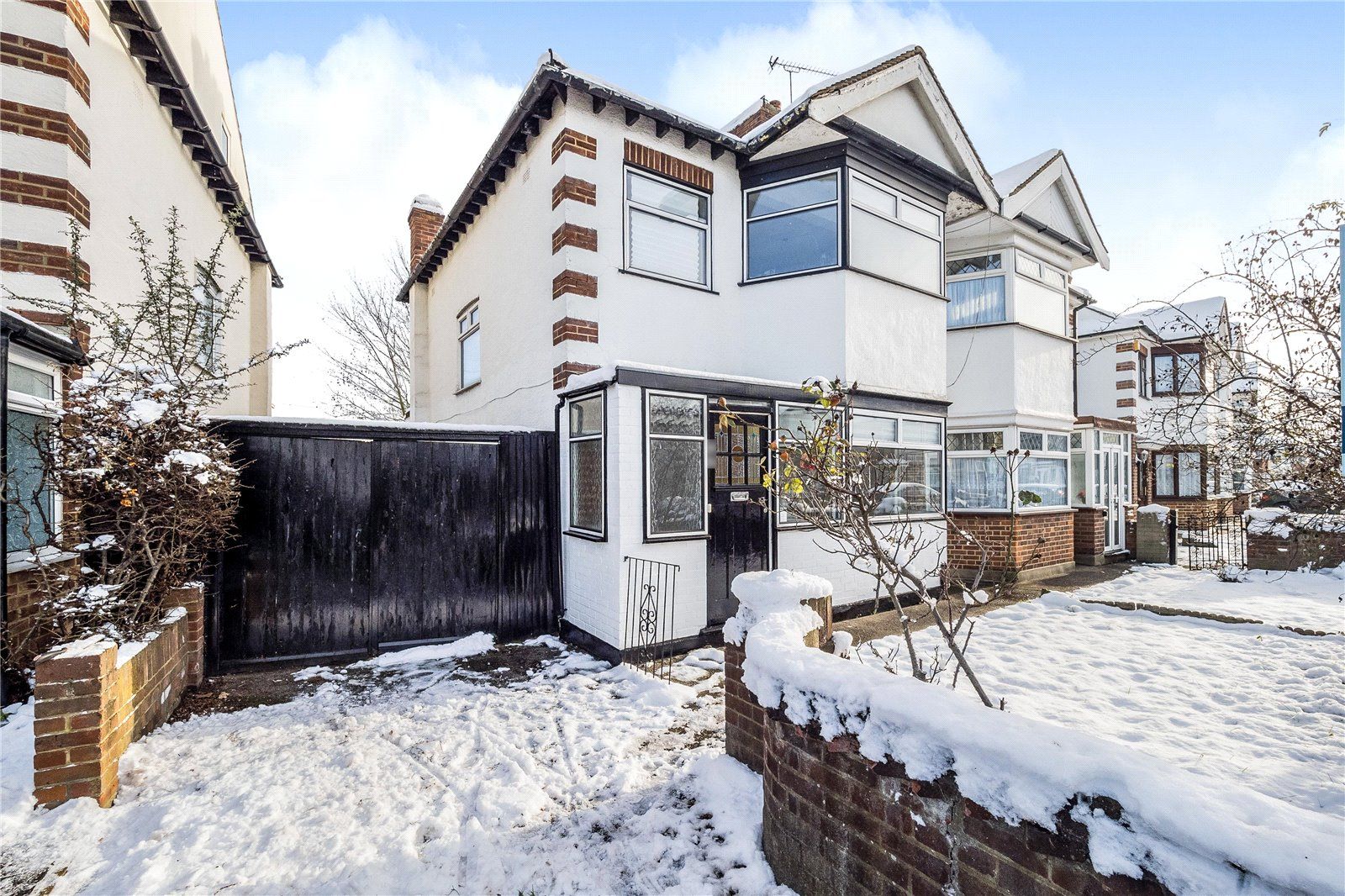 3 bed end terrace house for sale in Deynecourt Gardens, Wanstead