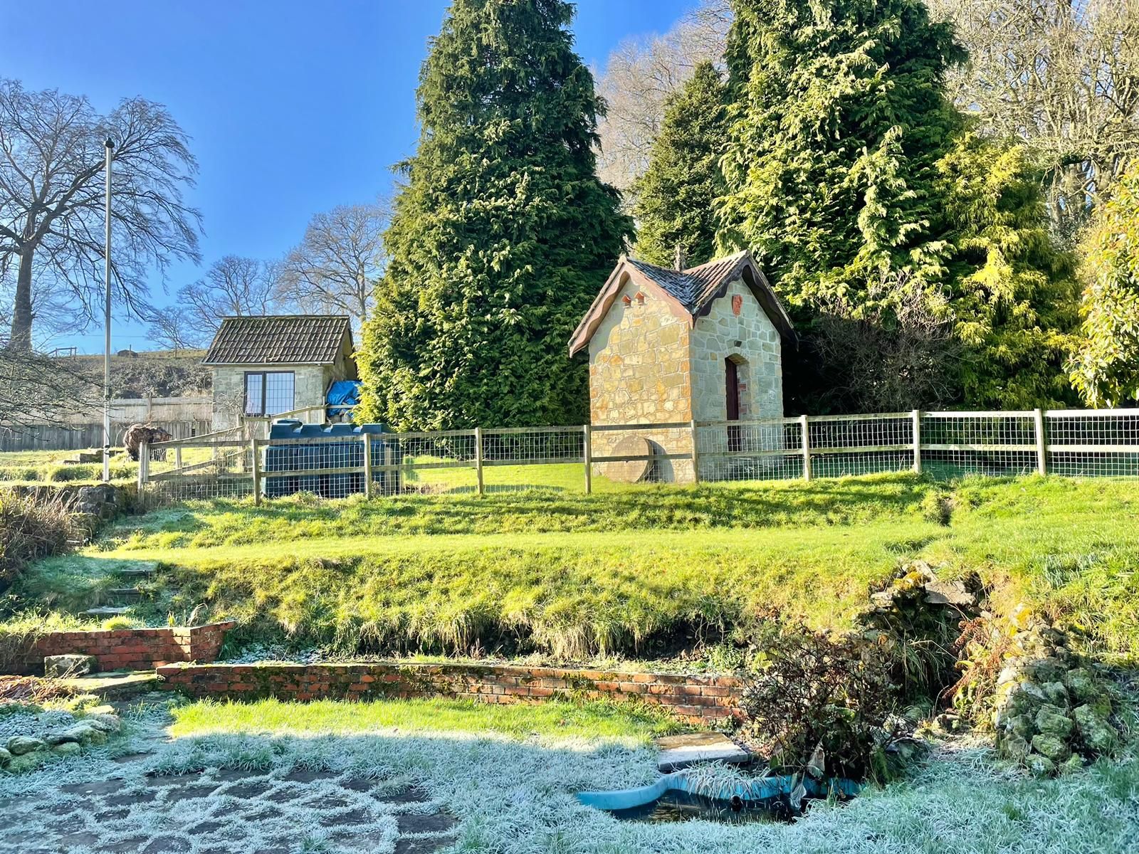 4 bed end terrace house for sale in Castle Orchard, Pen Selwood