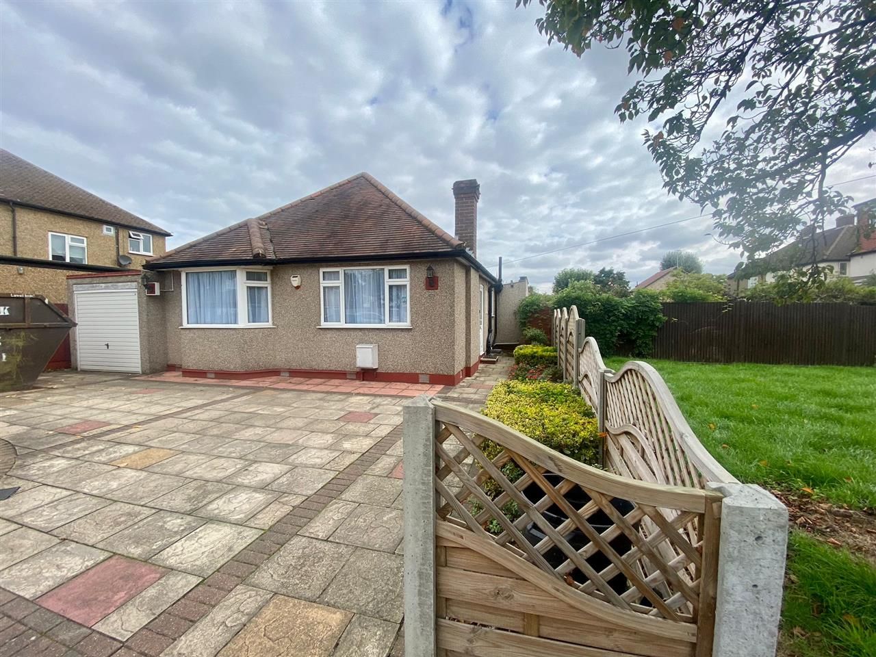 3 bed bungalow to rent in Mahlon Avenue, Ruislip HA4 Zoopla