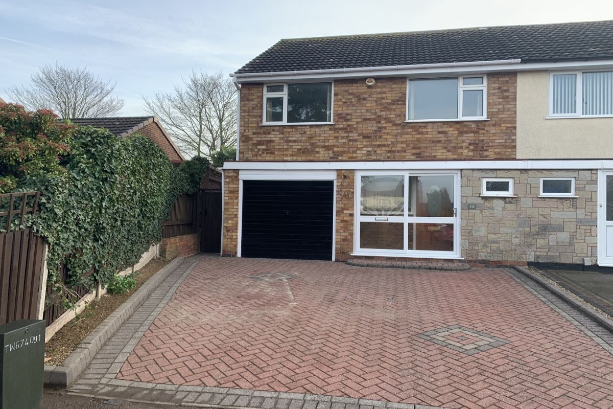 3 bed semidetached house to rent in Longlands Drive, Amington
