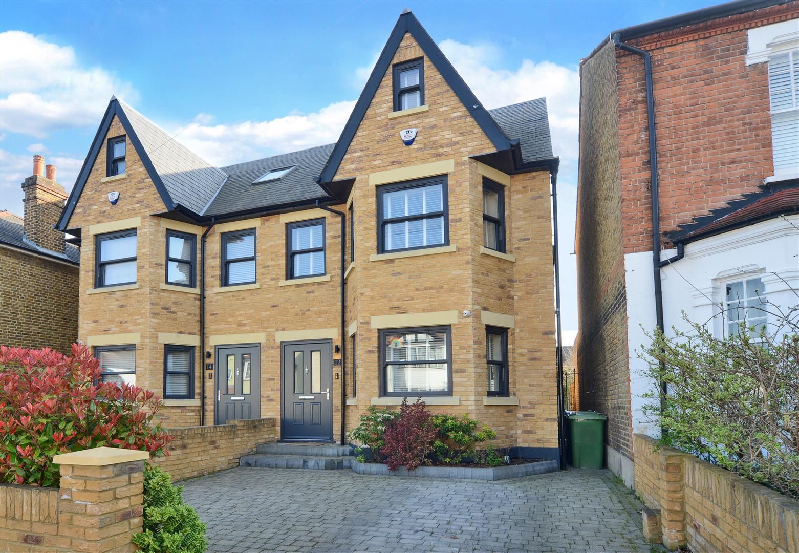 4 bed semidetached house for sale in Thornhill Road, Tolworth