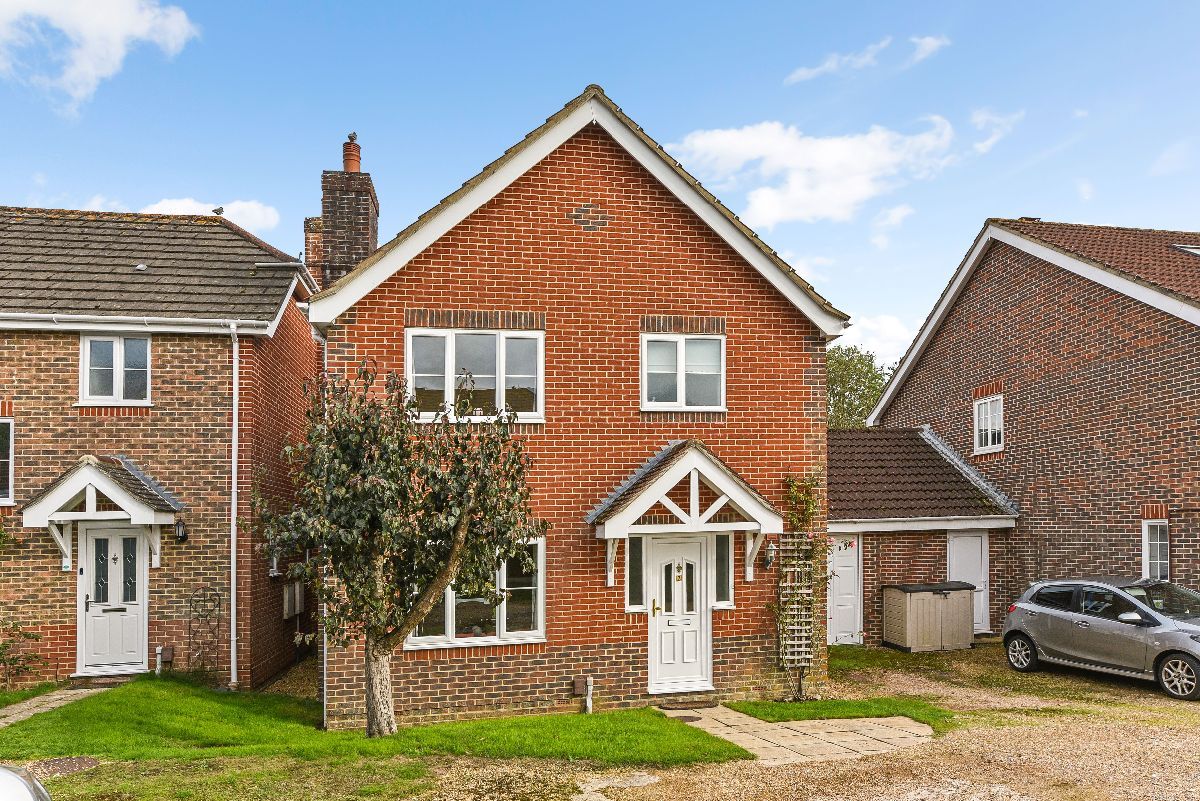 3 bed linkdetached house for sale in Applegate Place, Frogmore Lane