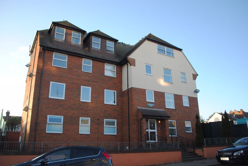 2 bed flat to rent in Broadway, LeighOnSea SS9 Zoopla