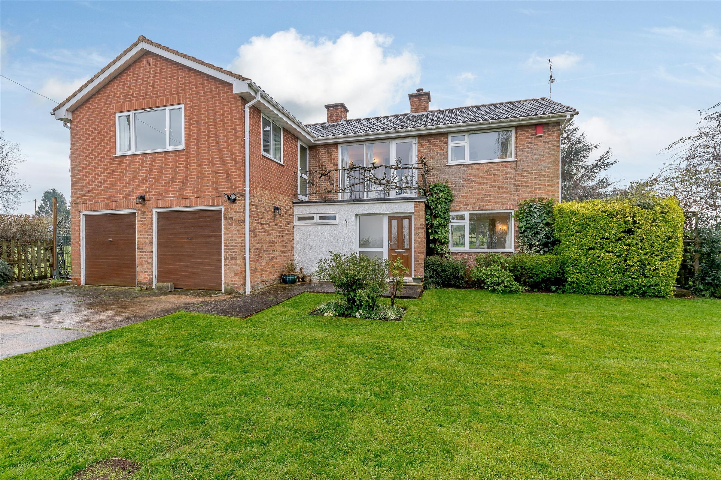 4 bed detached house for sale in Haselor, Alcester, Warwickshire B49