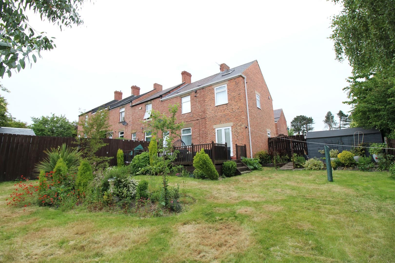 4 bed end terrace house for sale in Hexham Road, Throckley, Newcastle