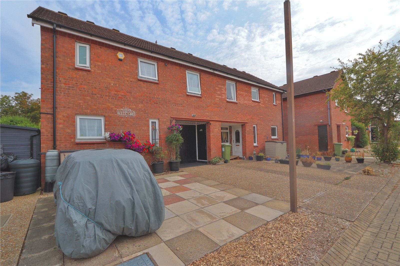3 bed semidetached house for sale in Cavenham, Two Mile Ash, Milton