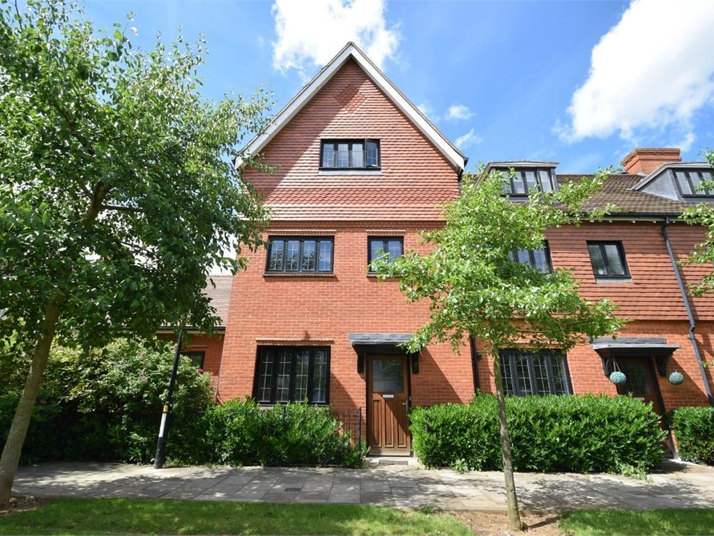 5 bed end terrace house for sale in Clickers Drive, Northampton NN5