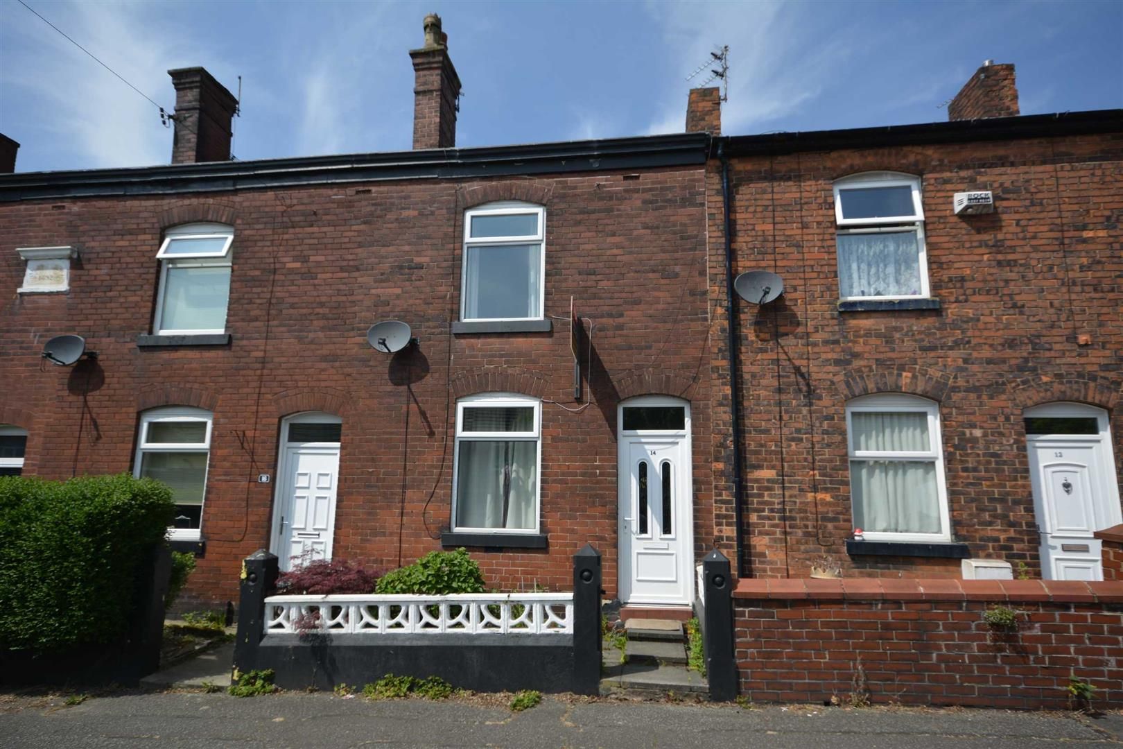 2 bed terraced house to rent in Heaton Street, Prestwich, Manchester