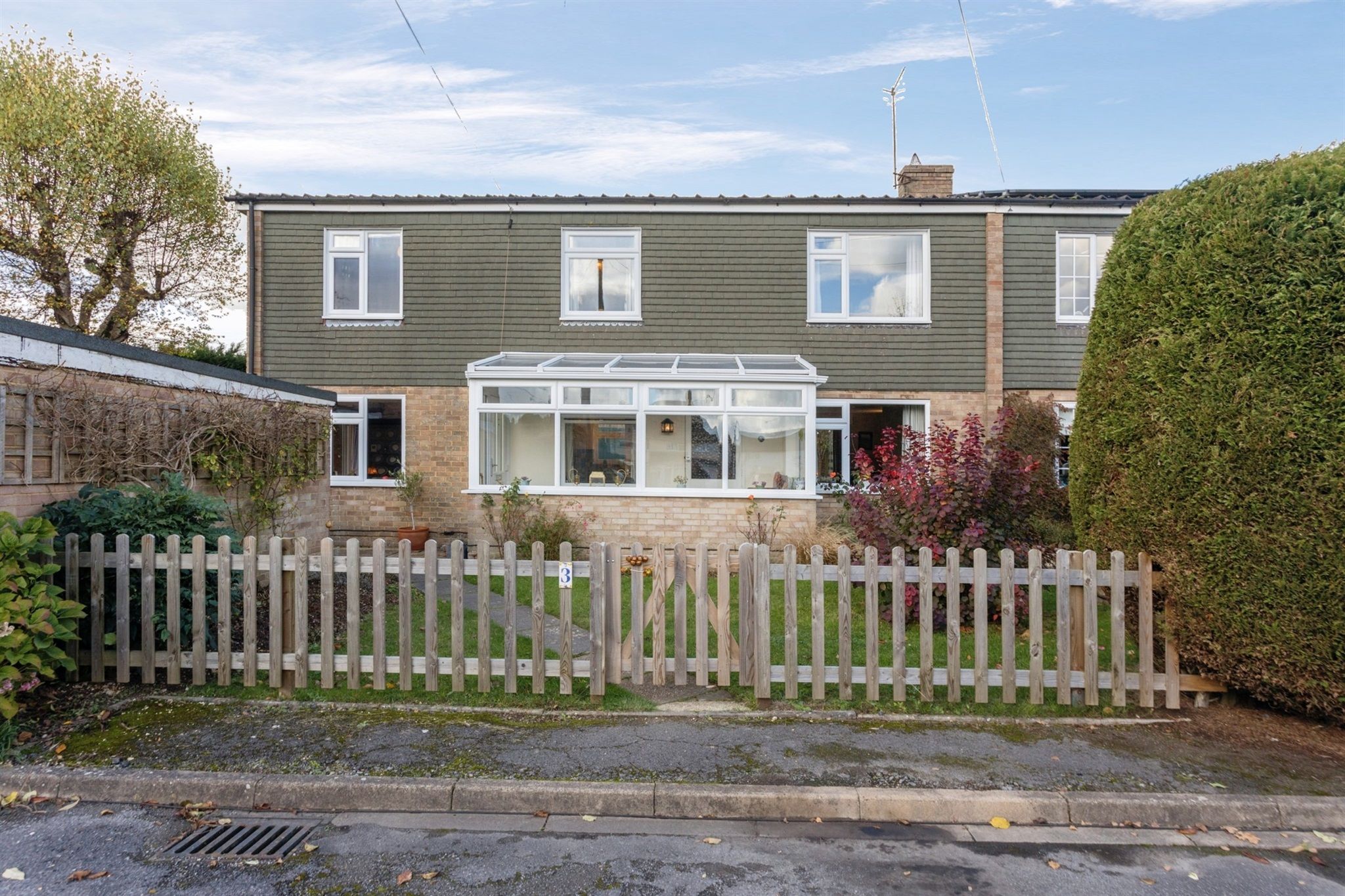 5 bed semidetached house for sale in Castle Court, Ludgershall