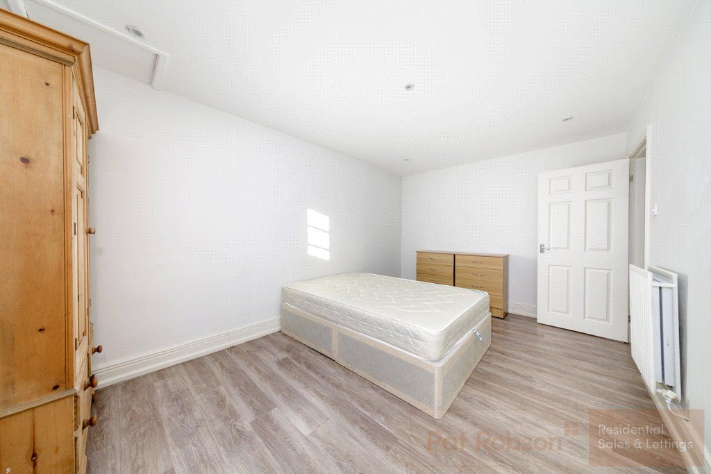 2 bed flat to rent in High Swinburne Place, Summerhill Square