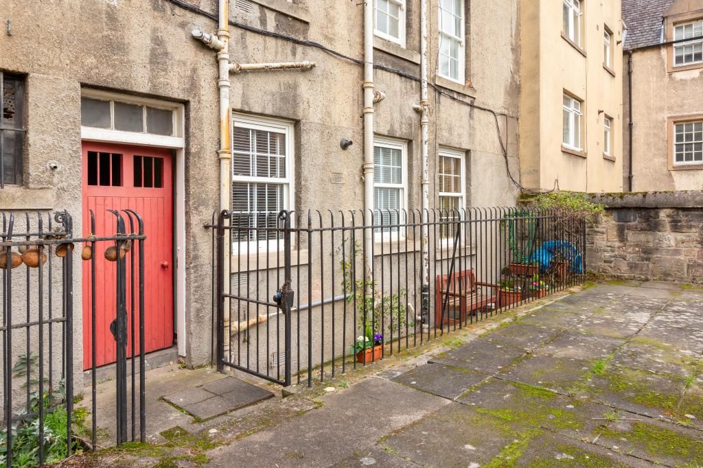 206/1 Canongate Old Town EH8  
