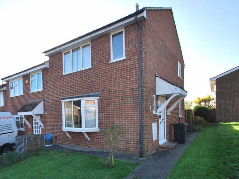 3 bed terraced house for sale in Drake Road, Chessington KT9 Zoopla