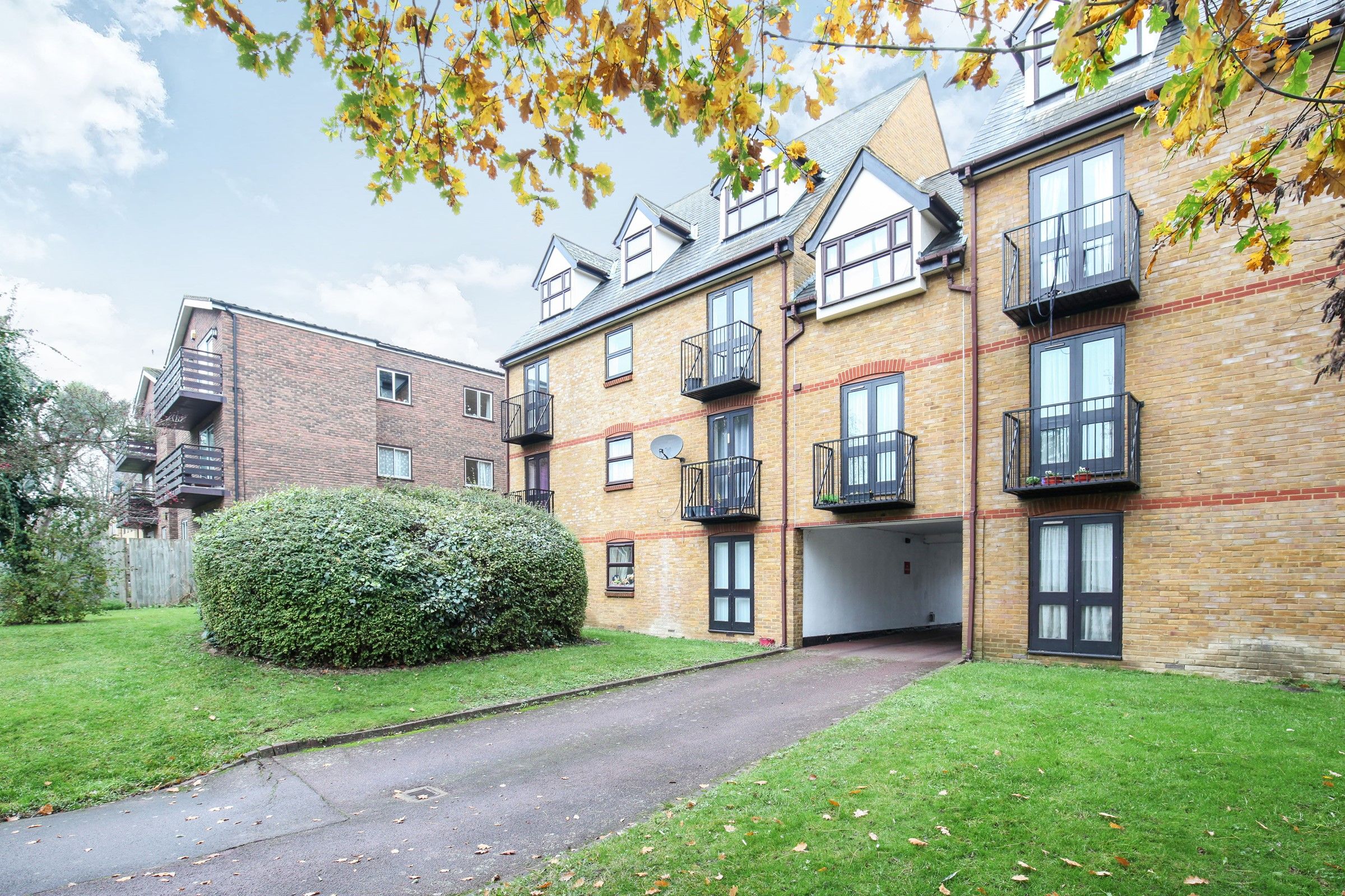 2 bed flat to rent in Albemarle Park, Albemarle Road, Beckenham BR3