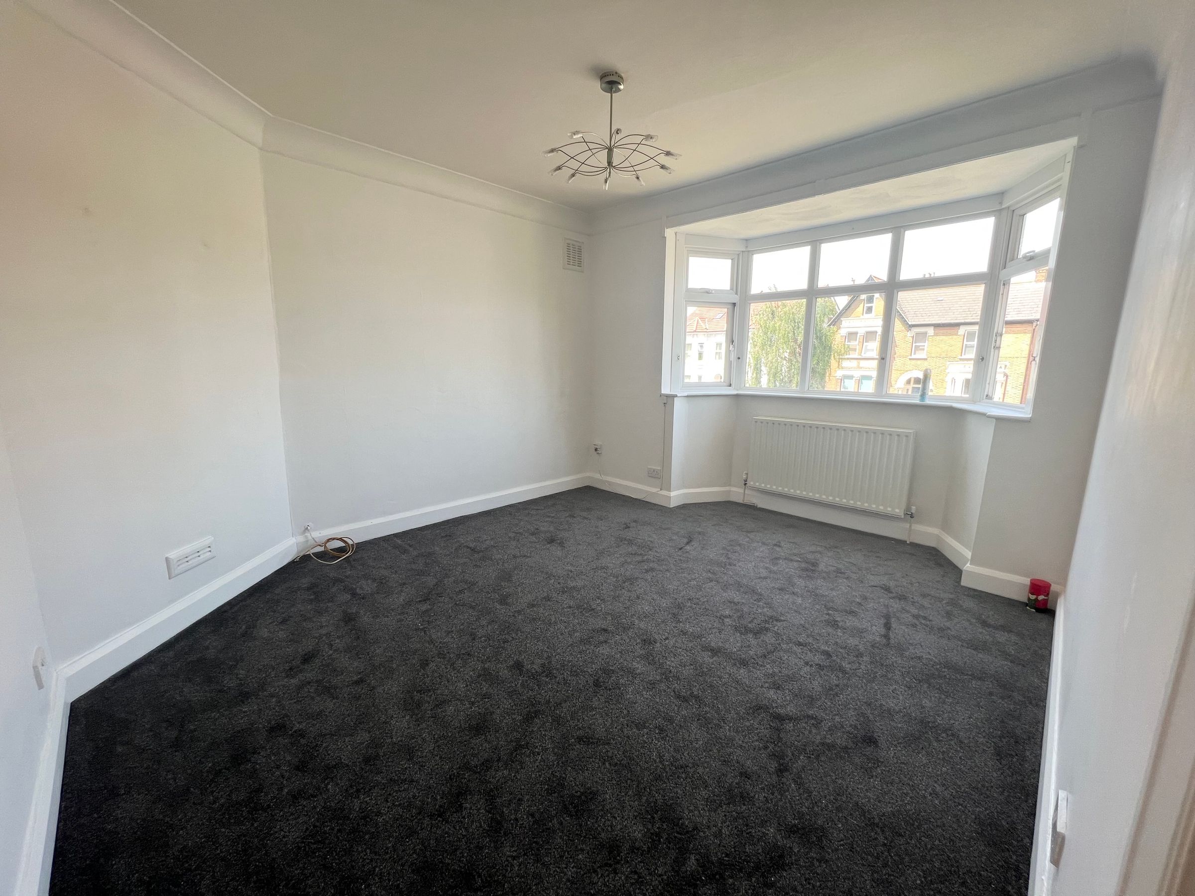 2 bed flat to rent in Lower Road, Croydon CR0