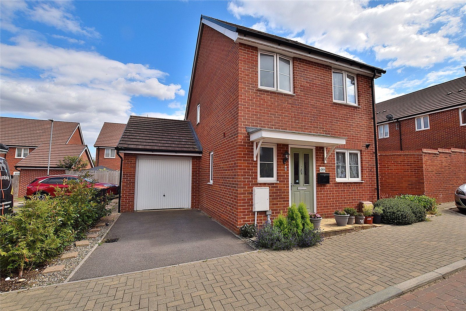 3 bed detached house for sale in London Road, Dunstable, Bedfordshire