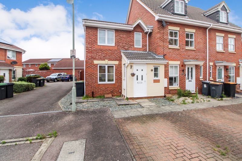 3 bed end terrace house for sale in Gillespie Close, Elstow, Bedford