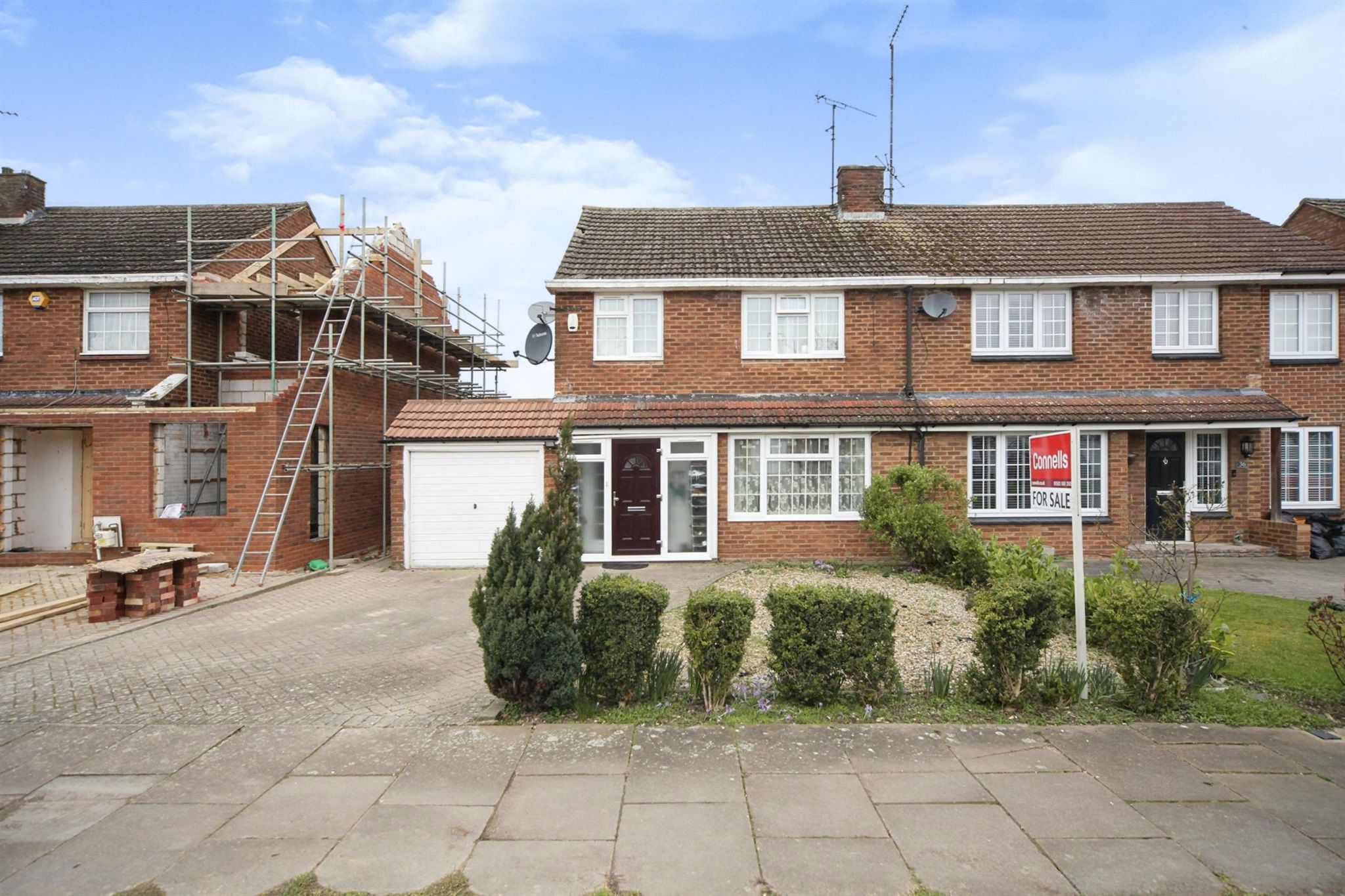 3 bed semidetached house for sale in Hadrian Avenue, Dunstable LU5