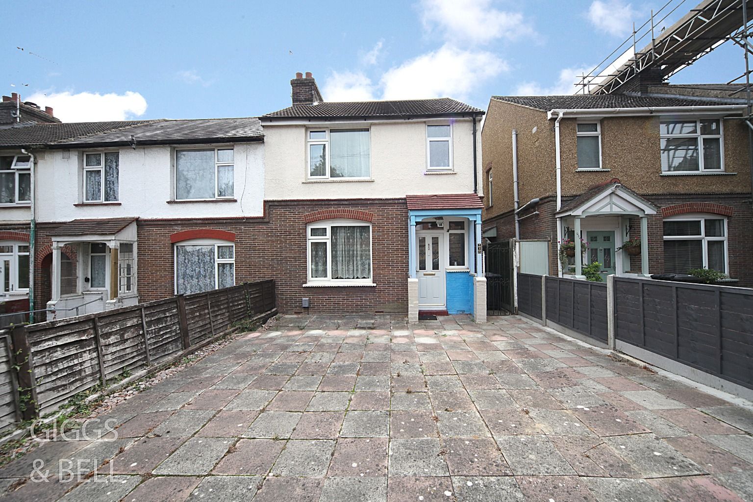 3 bed end terrace house for sale in Crawley Green Road, Luton