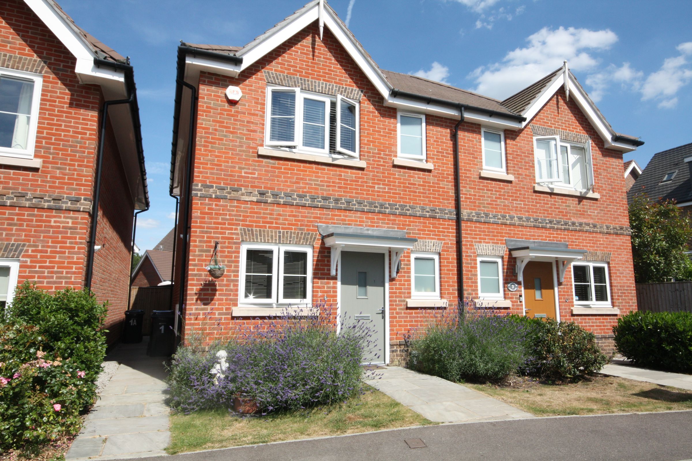 2 bed semidetached house to rent in Oaks Lane, Bookham, Leatherhead