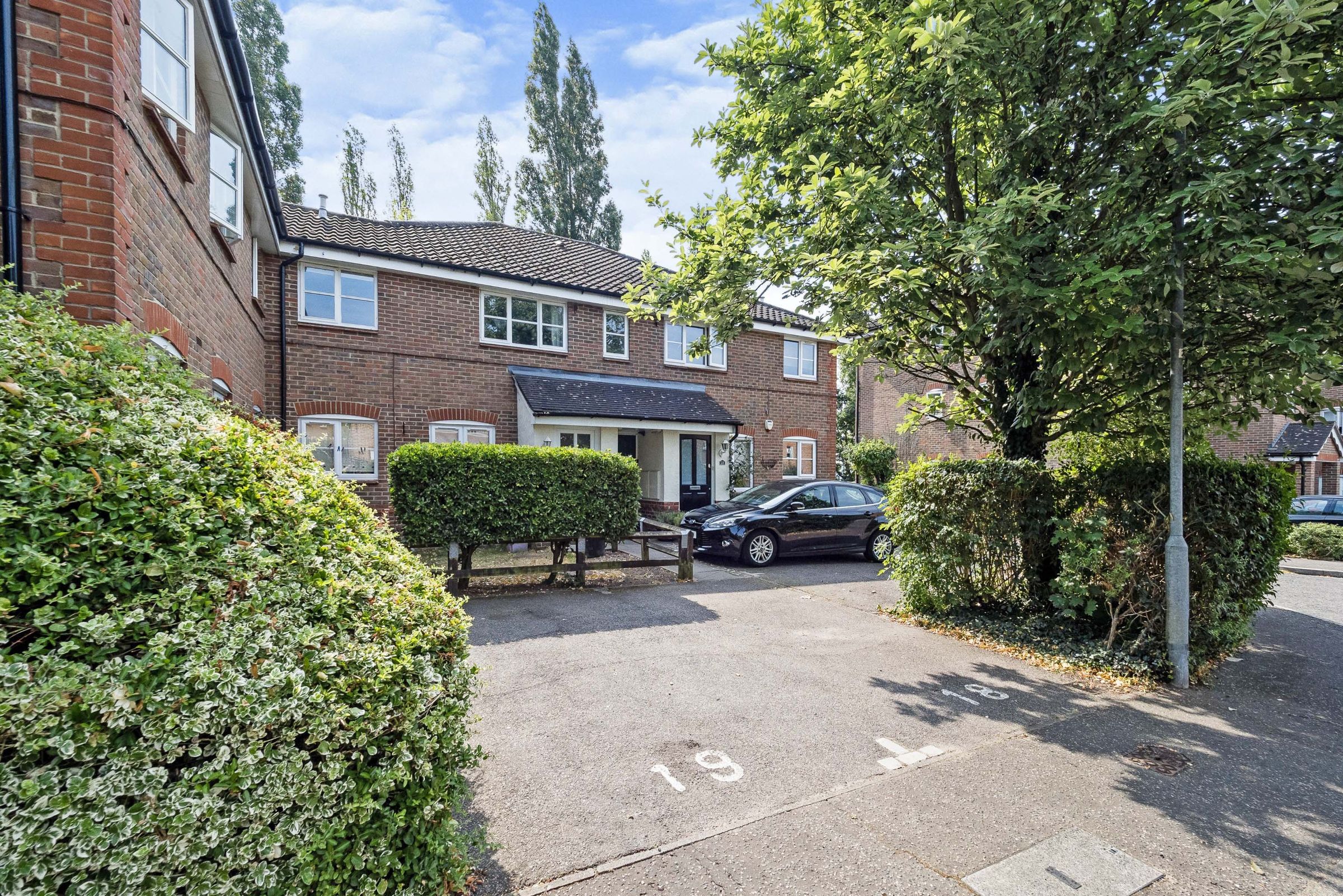 2 bed flat for sale in Bryony Close, Loughton IG10 Zoopla