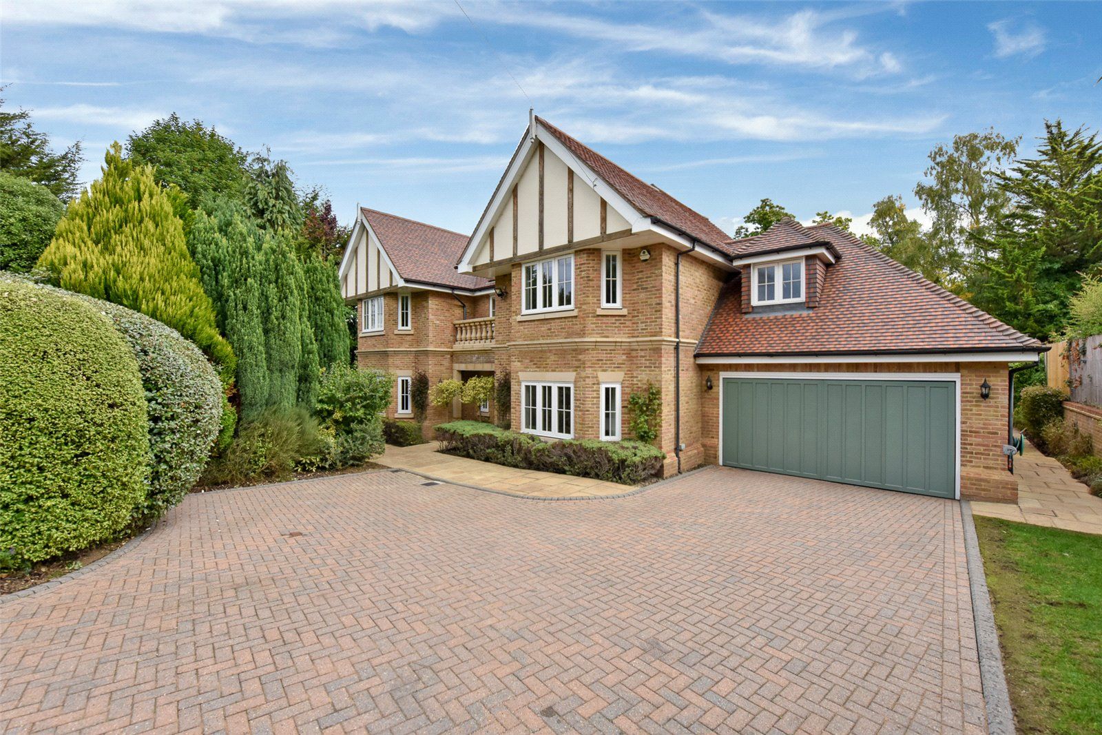 5 bed detached house to rent in Beech Close, Sandy Lane, Oxshott KT11