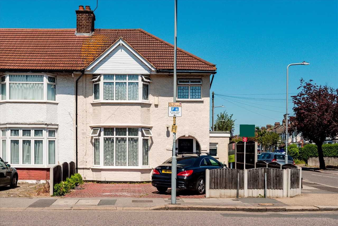 4 bed end terrace house for sale in Wards Road, Newbury Park, Ilford