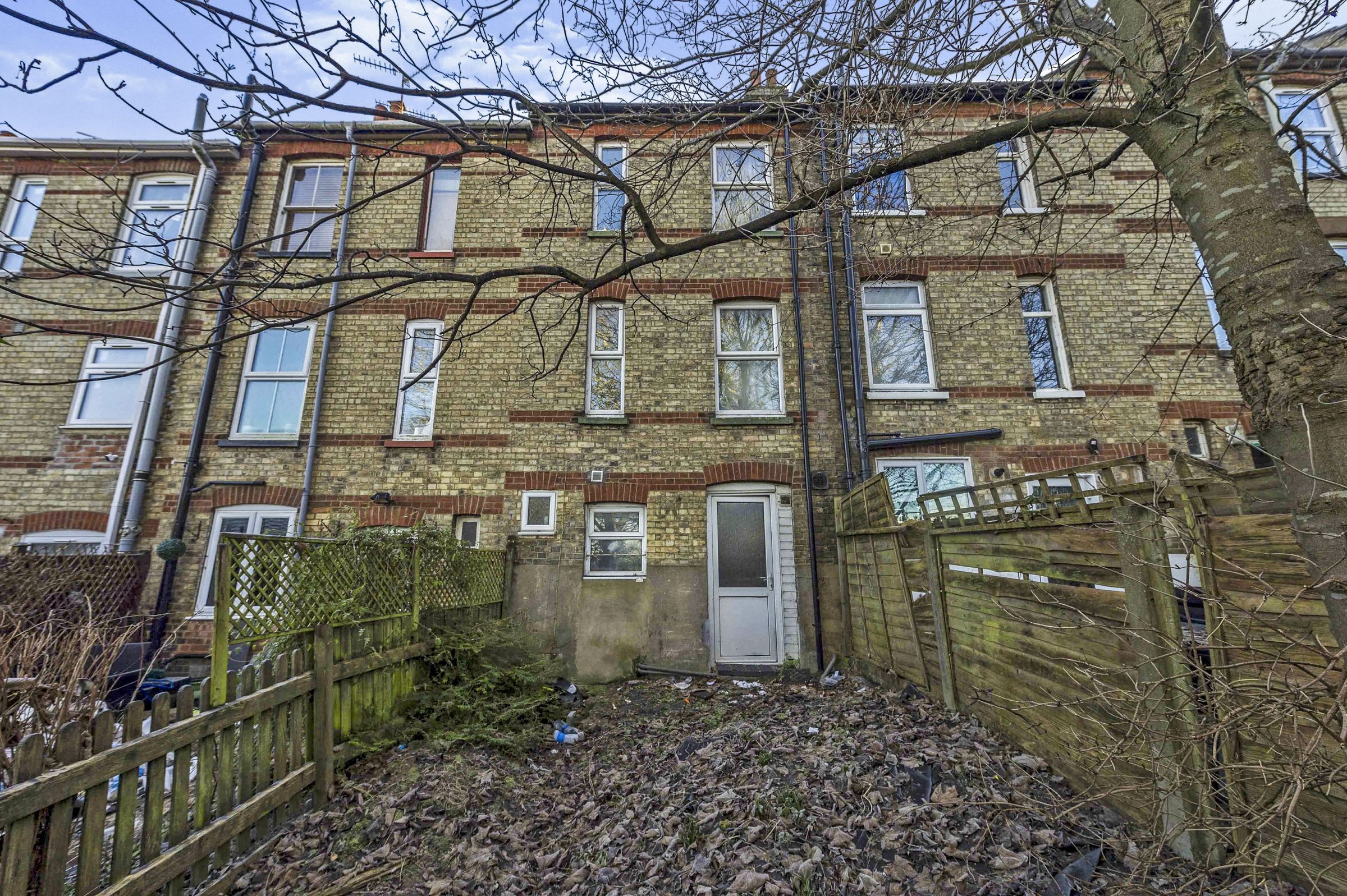 4 bed terraced house for sale in Gladstone Avenue, Luton, Bedfordshire LU1 Zoopla