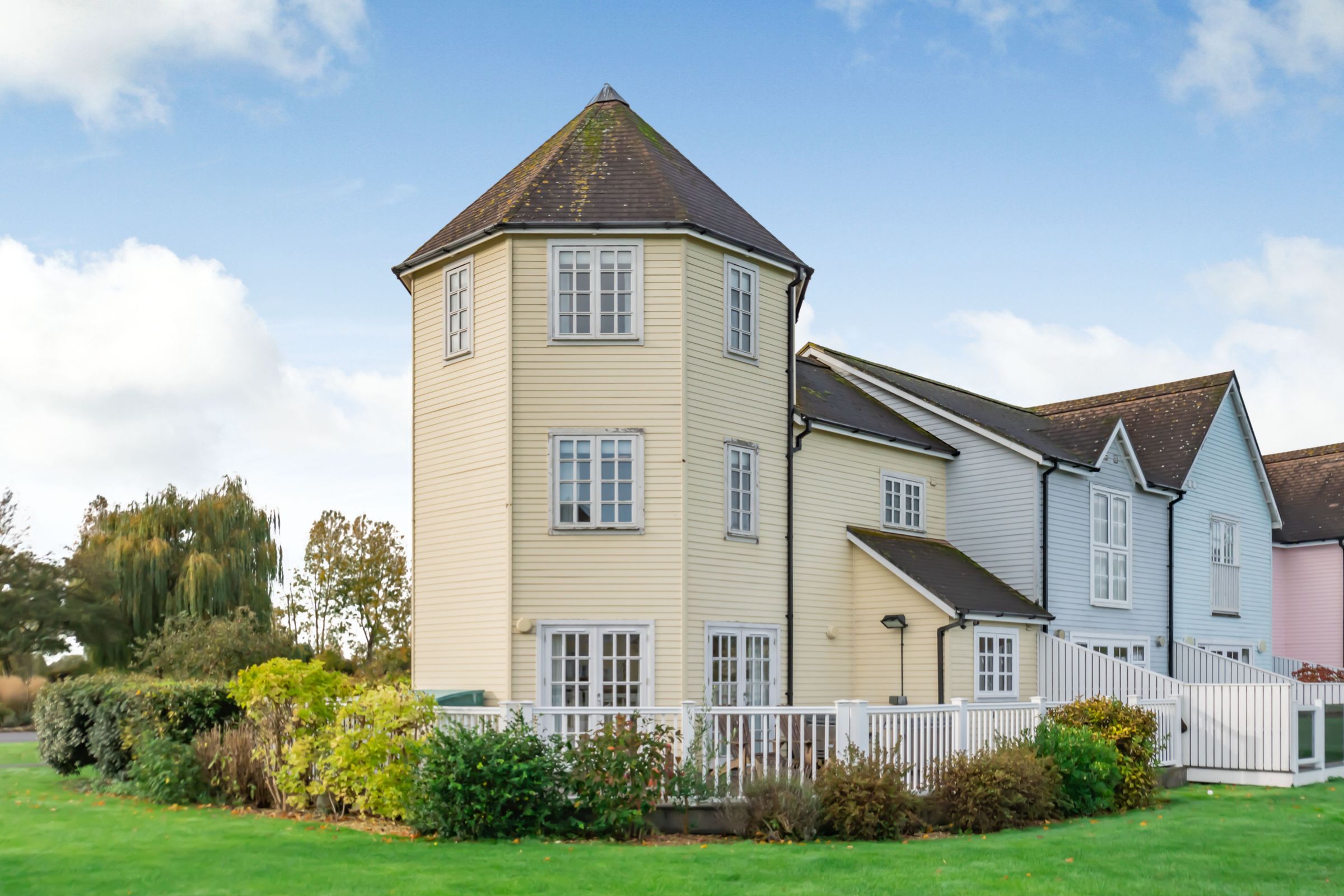 3 bed end terrace house for sale in Windrush Lake, Spine Road, South