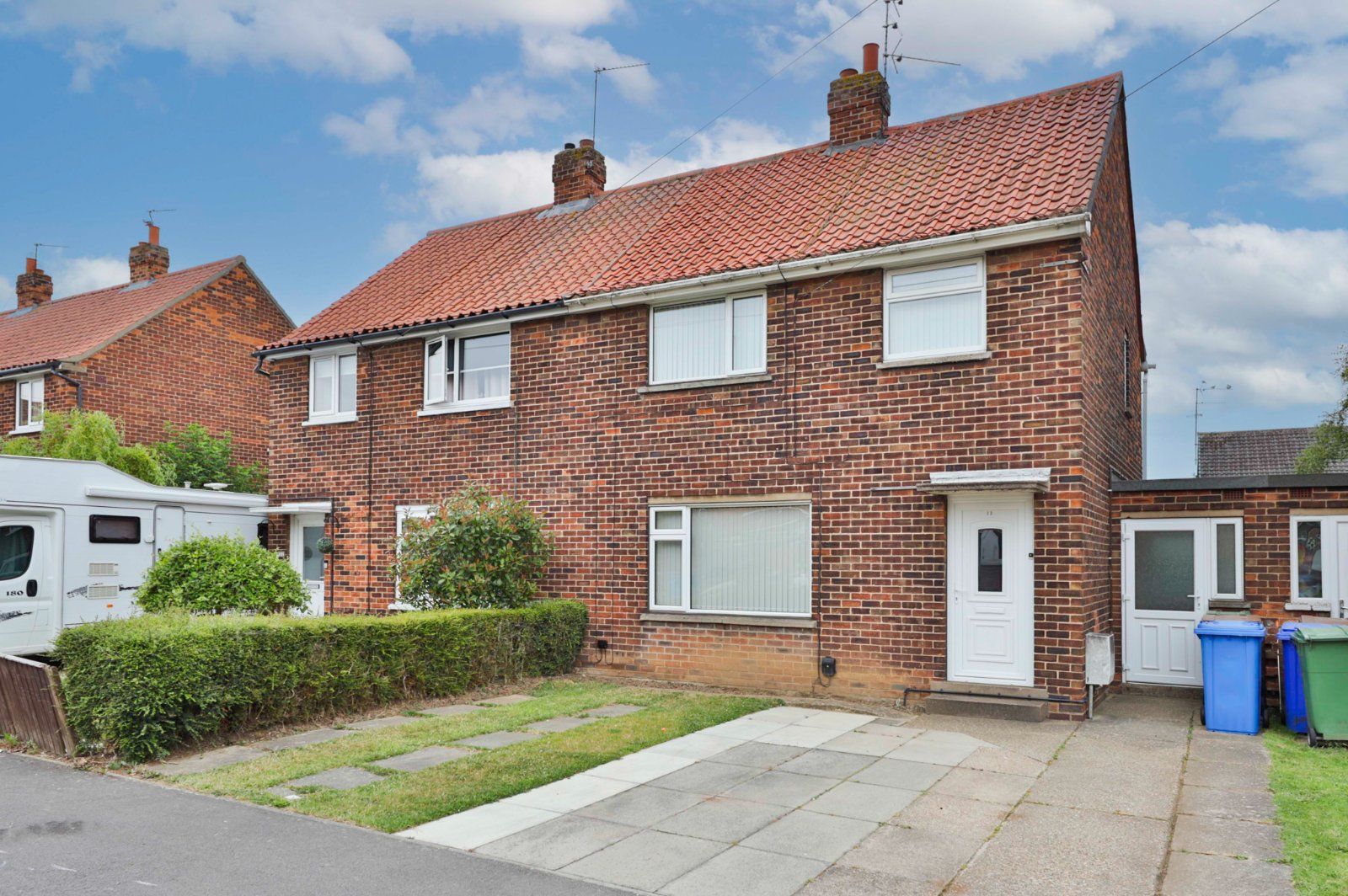 3 bed semidetached house for sale in Dale Close, Swanland, North