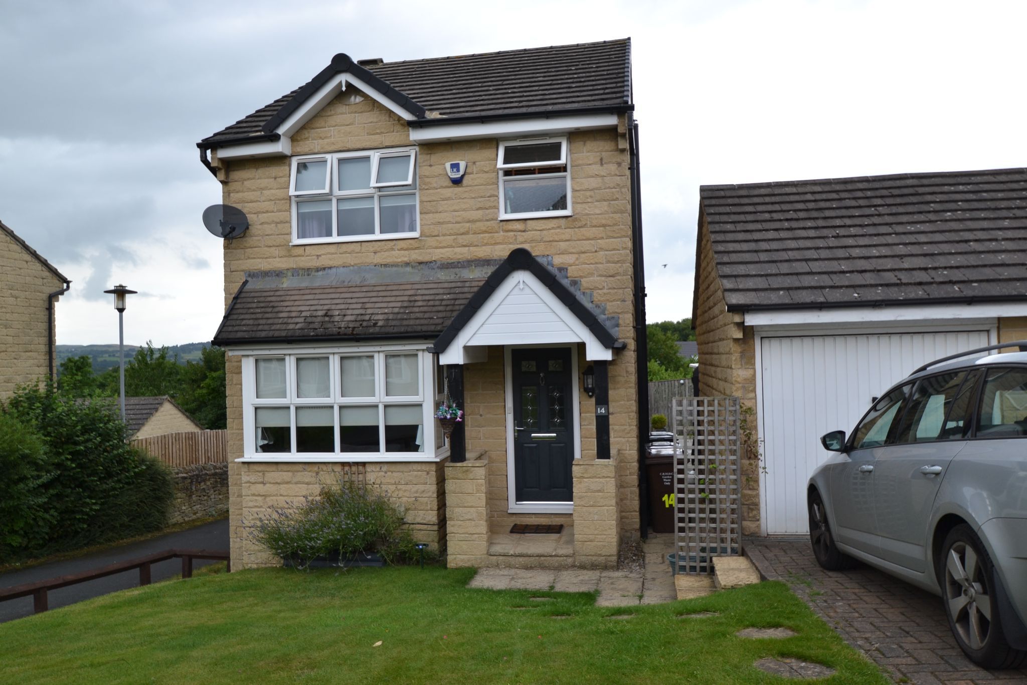 3 bed detached house for sale in Little Cote, Thackley, Bradford BD10