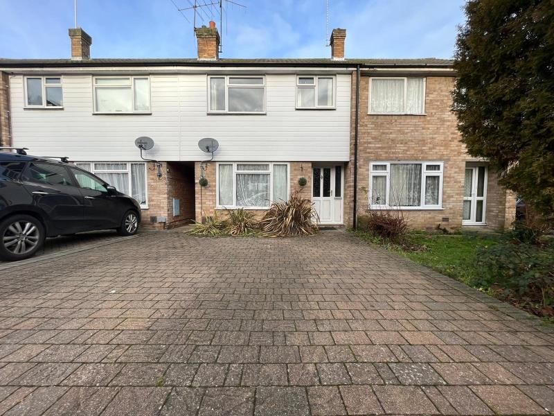 3 bed property to rent in Robin Hood Crescent, Knaphill, Woking GU21