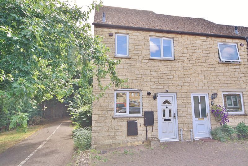 2 bed end terrace house for sale in Barrington Close, Deer Park, Witney