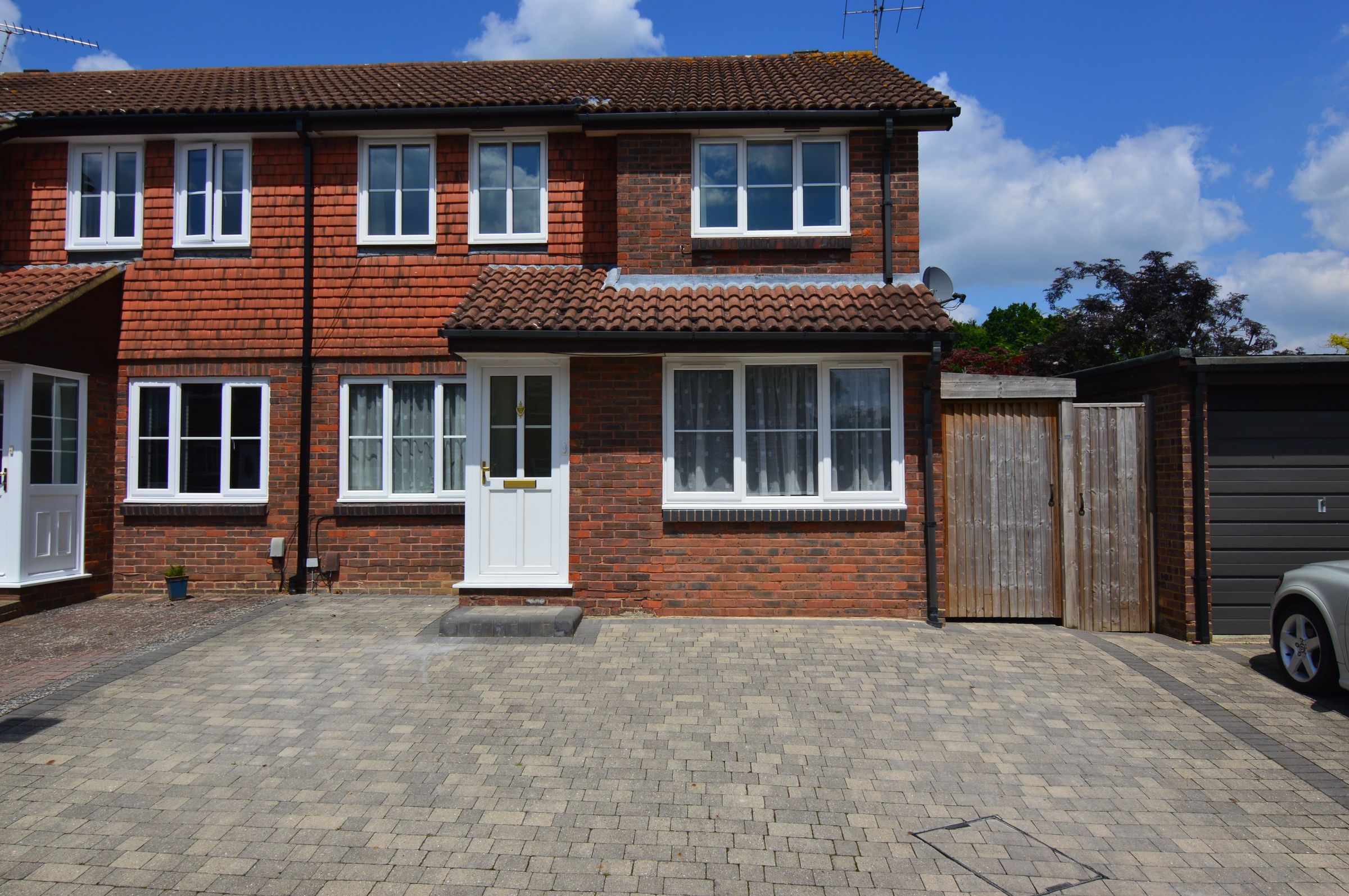 3 bed end terrace house for sale in Tamar Way, Woosehill, Wokingham