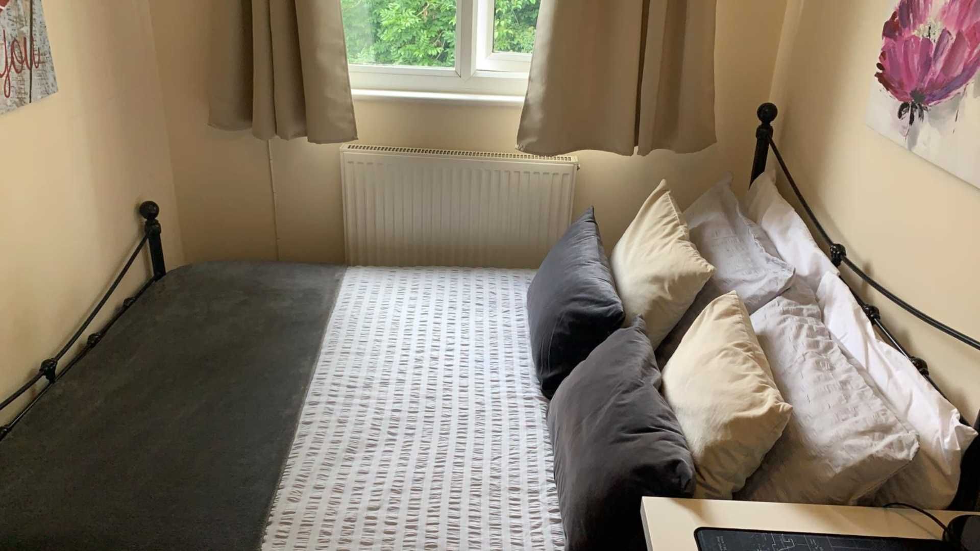 Room to rent in Room 4, 1 Windsor Close, Onslow Village, Guildford GU2 Zoopla