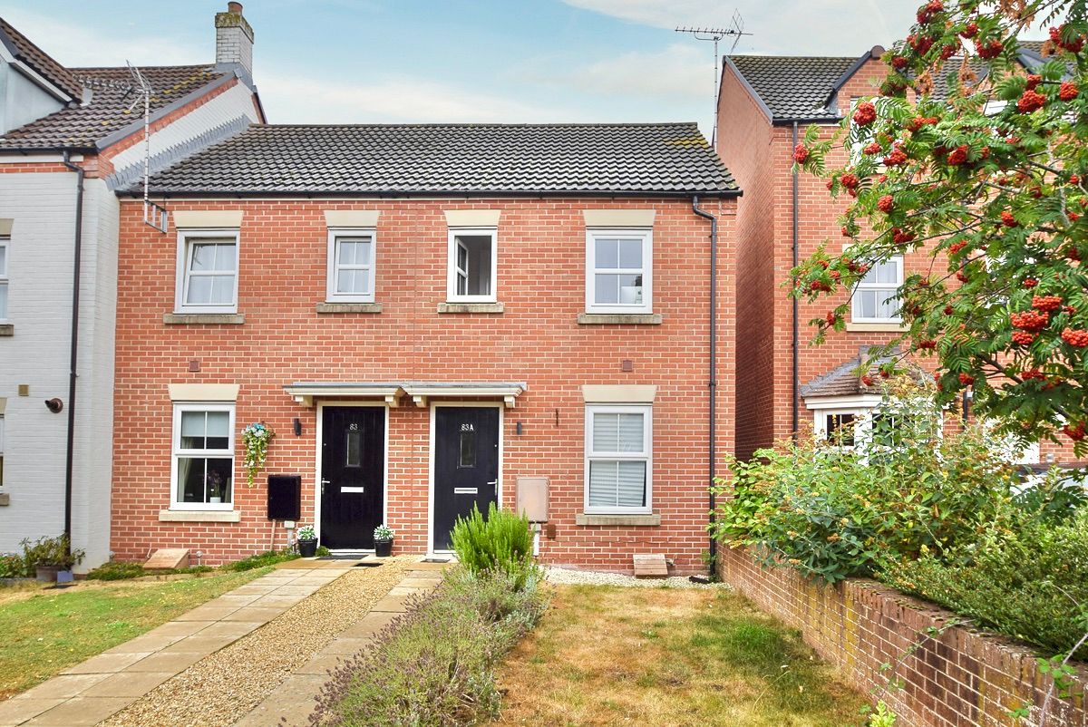 2 bed end terrace house for sale in Thatcham Avenue, Kingsway