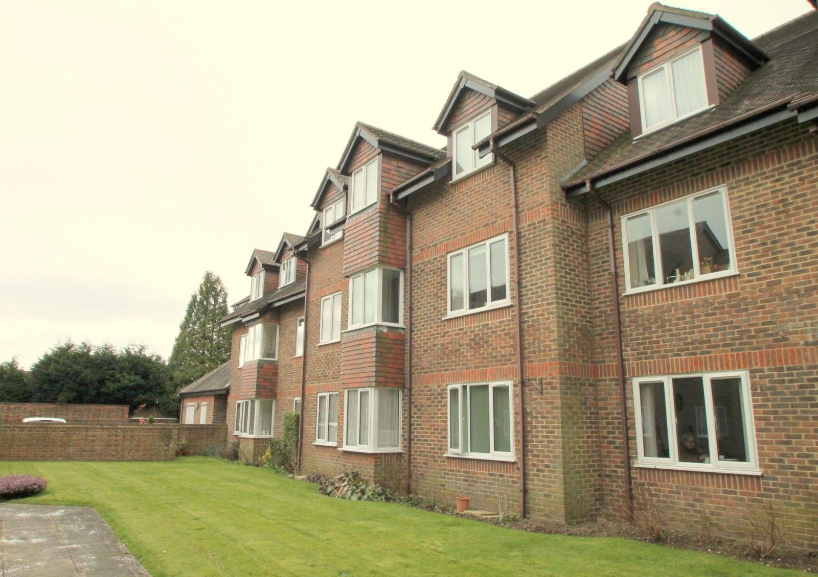 2 bed flat to rent in Portland Road, East Grinstead RH19 Zoopla