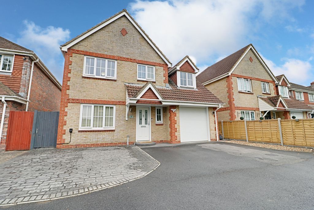 4 bed detached house for sale in Camford Close, Beggarwood, Basingstoke