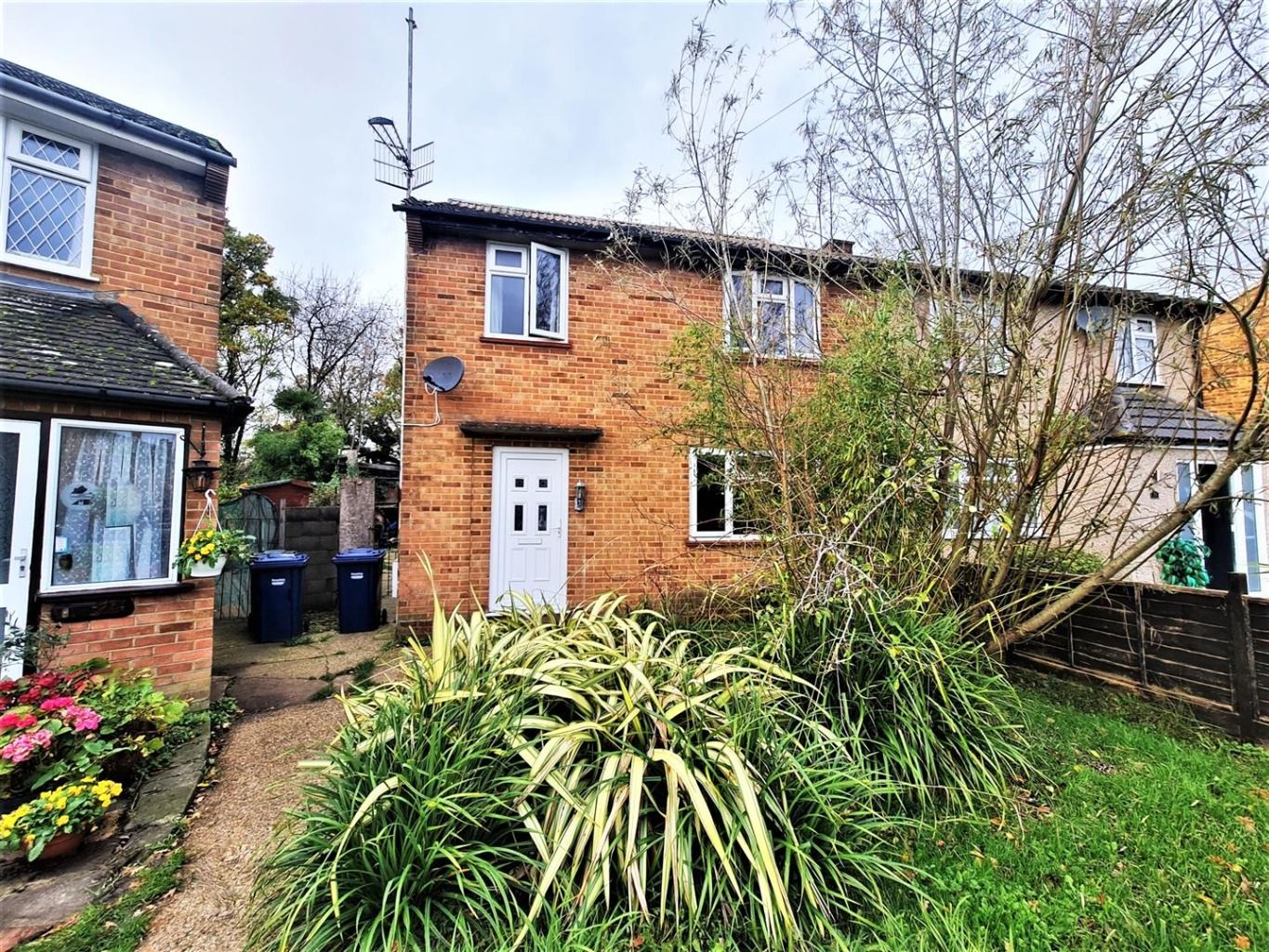 3 bed semidetached house for sale in 31, Meadfield, Edgware HA8 Zoopla