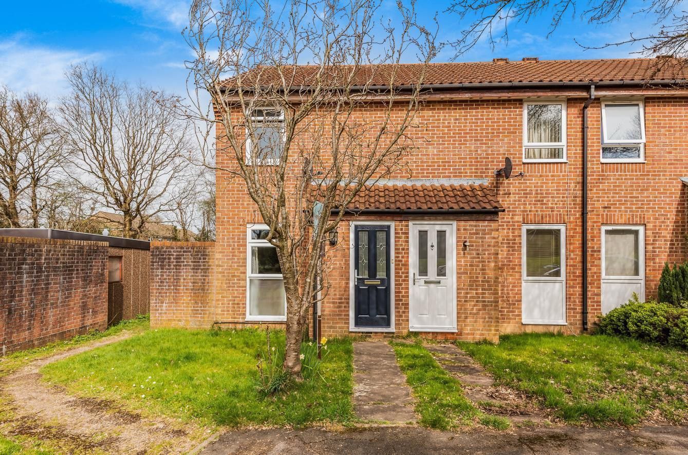 2 bed semidetached house for sale in Woodstock Close, Horsham RH12