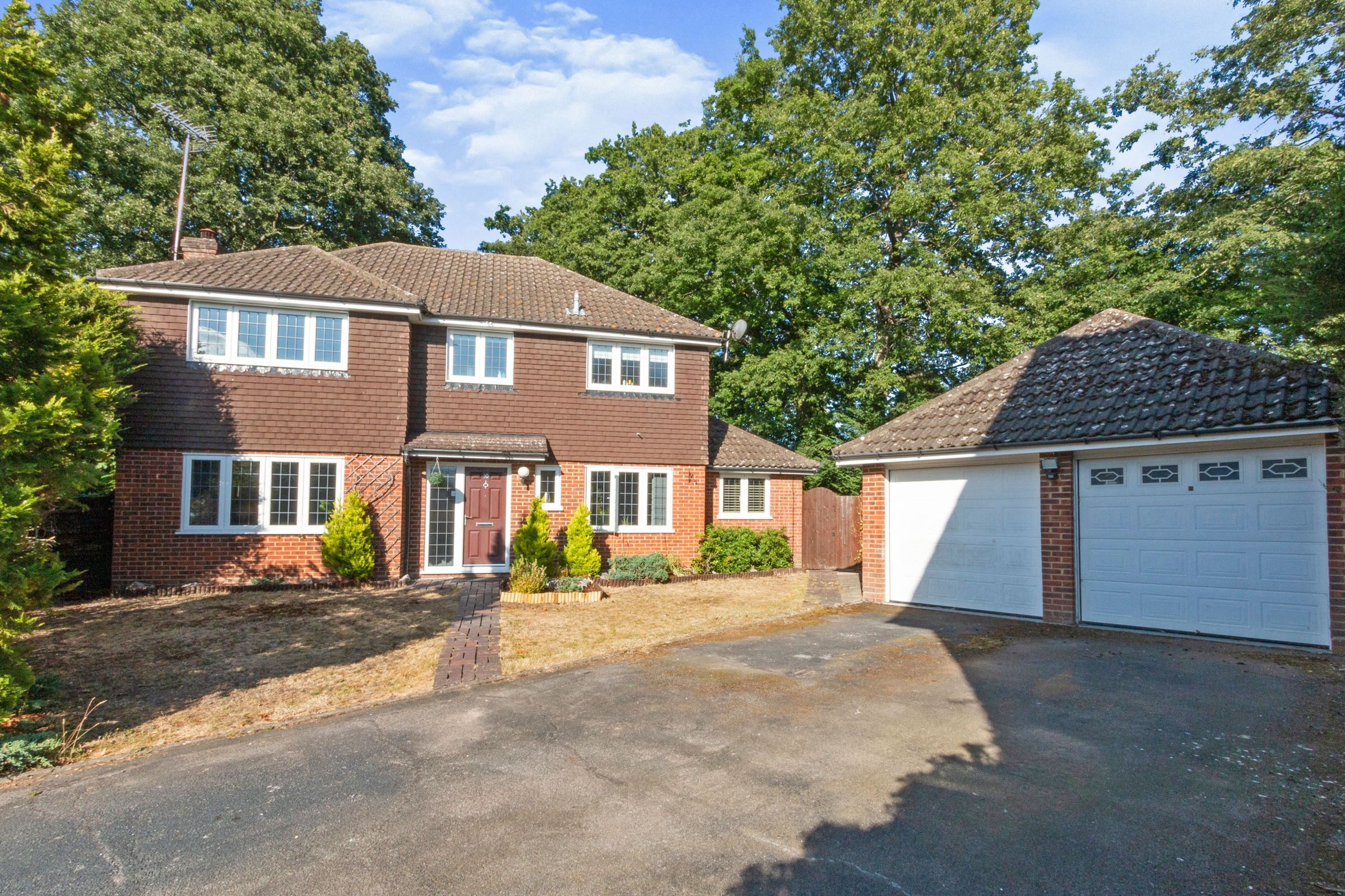 4 bed detached house for sale in Tarragon Close, Farnborough GU14 Zoopla