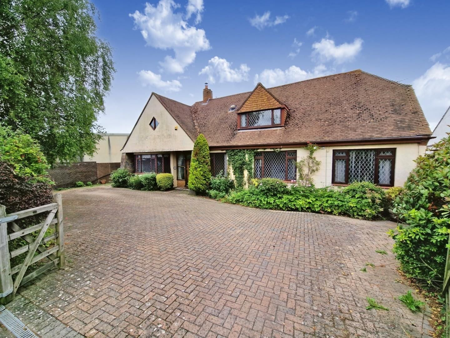 5 bed detached house for sale in Bath Road, Longwell Green, Bristol