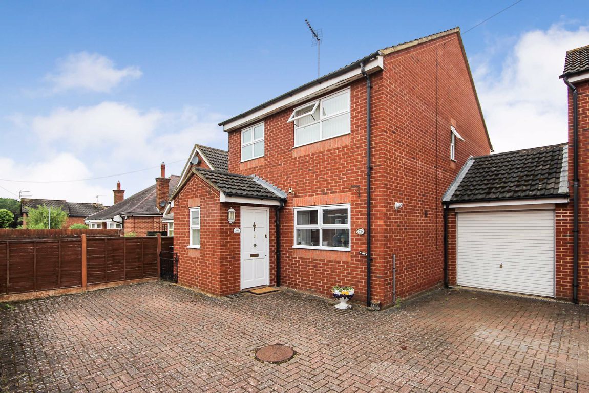 3 bed detached house for sale in Robinson Road, Rushden